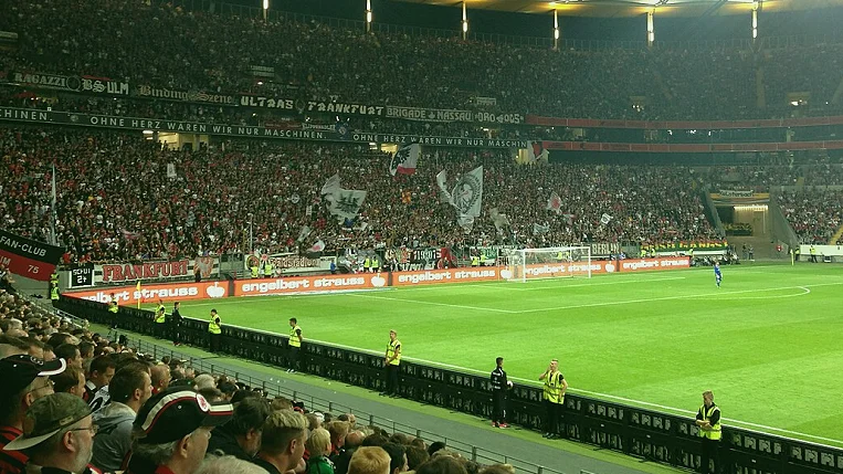 高海拔球场与山脉背景实拍(草皮与场地尺寸)
